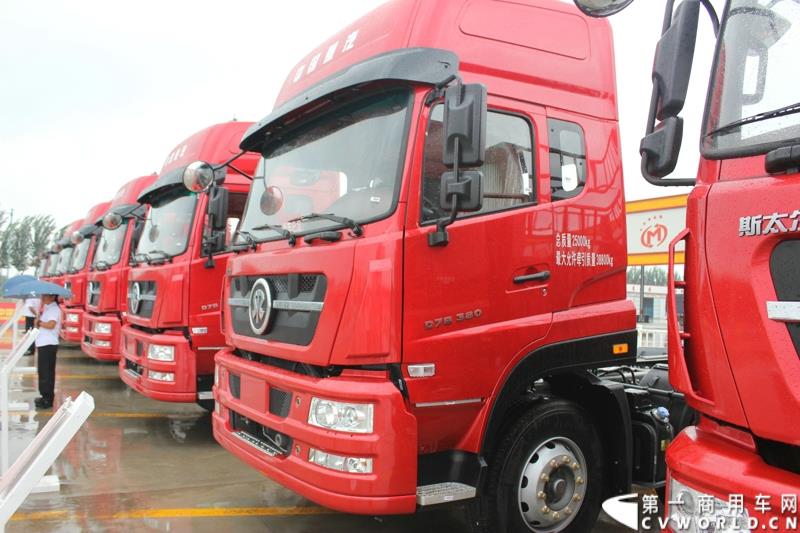 9月1日，以“全新升级·创富利器”为主题的2015中国重汽曼技术新斯太尔创富品鉴会，在河北衡水盛大举行。这是继邯郸、济宁站后，中国重汽再次携“创富者联盟”项目走进河北。图为：现场展车