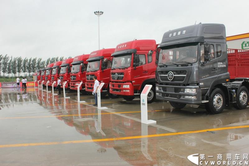 9月1日，以“全新升级·创富利器”为主题的2015中国重汽曼技术新斯太尔创富品鉴会，在河北衡水盛大举行。这是继邯郸、济宁站后，中国重汽再次携“创富者联盟”项目走进河北。图为：现场展车