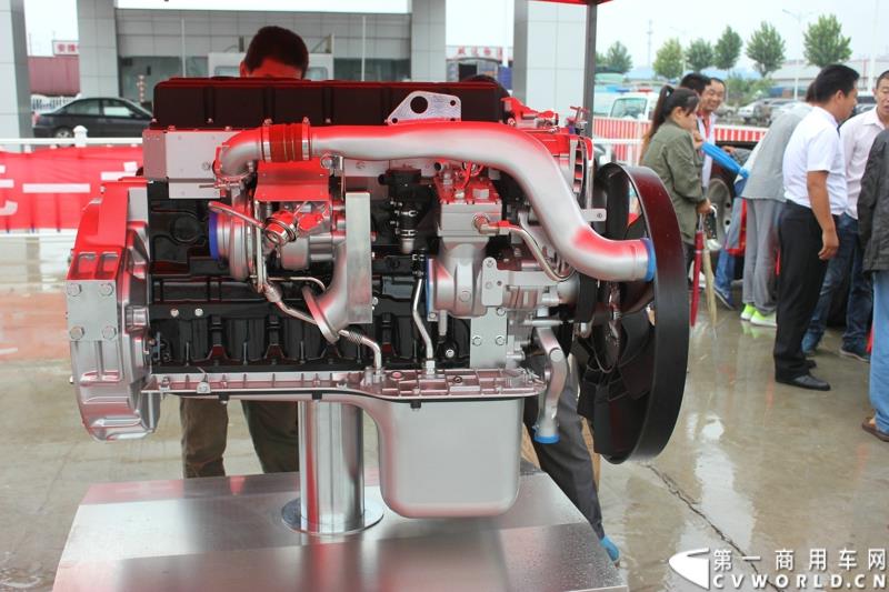 9月1日，以“全新升级·创富利器”为主题的2015中国重汽曼技术新斯太尔创富品鉴会，在河北衡水盛大举行。这是继邯郸、济宁站后，中国重汽再次携“创富者联盟”项目走进河北。图为：现场展出的发动机