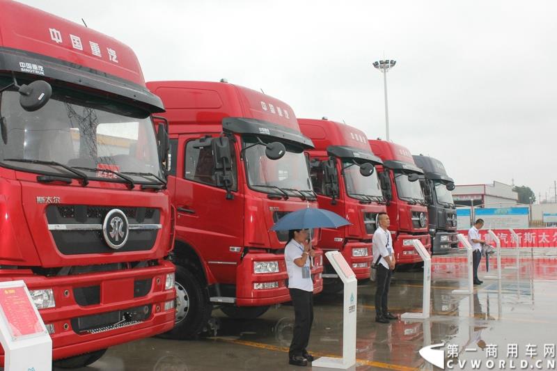 9月1日，以“全新升级·创富利器”为主题的2015中国重汽曼技术新斯太尔创富品鉴会，在河北衡水盛大举行。这是继邯郸、济宁站后，中国重汽再次携“创富者联盟”项目走进河北。图为：现场展车