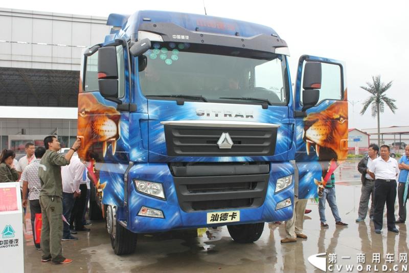 9月1日，以“全新升级·创富利器”为主题的2015中国重汽曼技术新斯太尔创富品鉴会，在河北衡水盛大举行。这是继邯郸、济宁站后，中国重汽再次携“创富者联盟”项目走进河北。图为：现场展出的汕德卡6X2牵引车