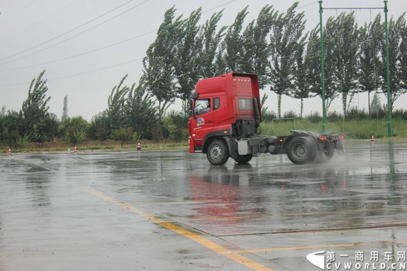 9月1日，以“全新升级·创富利器”为主题的2015中国重汽曼技术新斯太尔创富品鉴会，在河北衡水盛大举行。这是继邯郸、济宁站后，中国重汽再次携“创富者联盟”项目走进河北。图为：新斯太尔卡车漂移