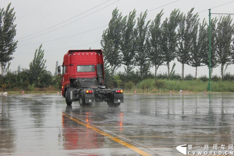 9月1日，以“全新升级·创富利器”为主题的2015中国重汽曼技术新斯太尔创富品鉴会，在河北衡水盛大举行。这是继邯郸、济宁站后，中国重汽再次携“创富者联盟”项目走进河北。图为：新斯太尔在雨中进行卡车漂移特技表演