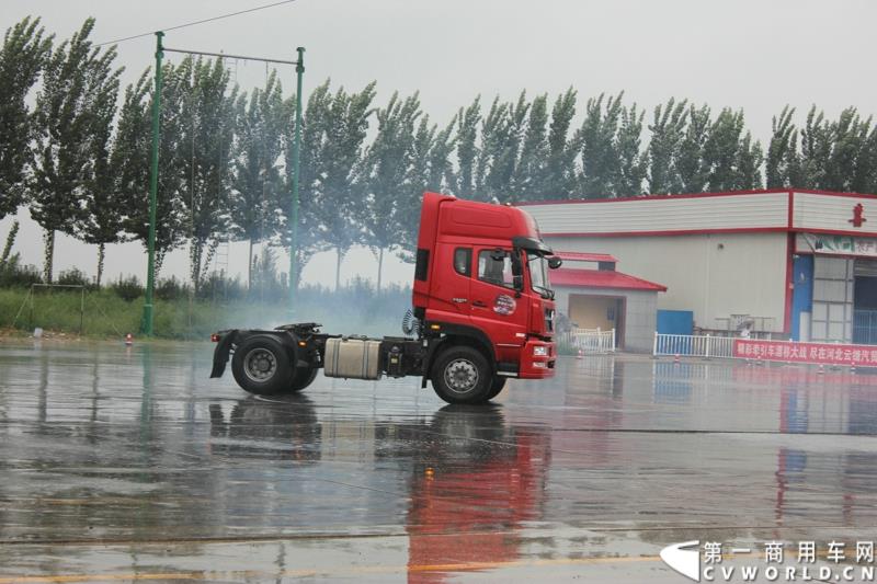 9月1日，以“全新升级·创富利器”为主题的2015中国重汽曼技术新斯太尔创富品鉴会，在河北衡水盛大举行。这是继邯郸、济宁站后，中国重汽再次携“创富者联盟”项目走进河北。图为：新斯太尔在雨中进行卡车漂移特技表演