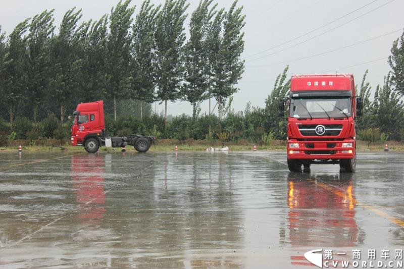 9月1日，以“全新升级·创富利器”为主题的2015中国重汽曼技术新斯太尔创富品鉴会，在河北衡水盛大举行。这是继邯郸、济宁站后，中国重汽再次携“创富者联盟”项目走进河北。图为：新斯太尔在雨中进行卡车漂移特技表演