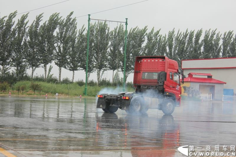 9月1日，以“全新升级·创富利器”为主题的2015中国重汽曼技术新斯太尔创富品鉴会，在河北衡水盛大举行。这是继邯郸、济宁站后，中国重汽再次携“创富者联盟”项目走进河北。图为：新斯太尔在雨中进行卡车漂移特技表演