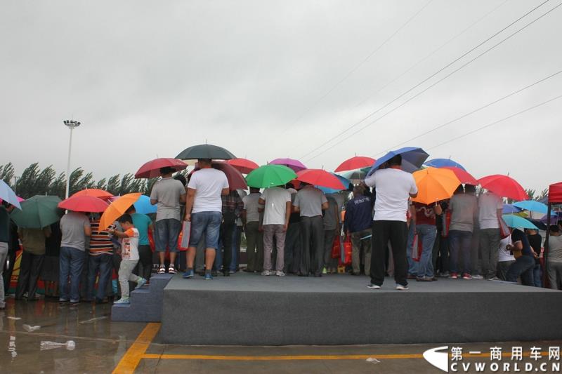 9月1日，以“全新升级·创富利器”为主题的2015中国重汽曼技术新斯太尔创富品鉴会，在河北衡水盛大举行。这是继邯郸、济宁站后，中国重汽再次携“创富者联盟”项目走进河北。图为：雨中观赏卡车