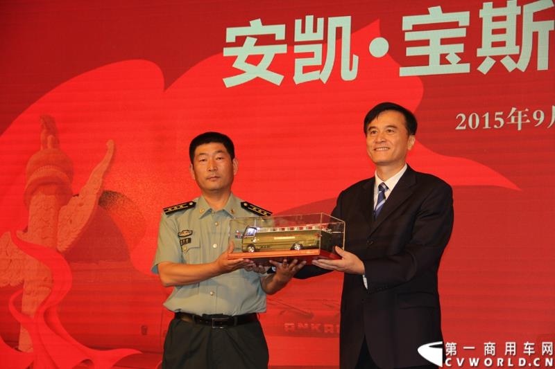 为进一步揭秘受阅客车的受阅历程和幕后故事，全方位展示安凯宝斯通客车的至臻品质，2015年9月9日，中国人民抗日战争暨世界反法西斯战争胜利70周年受阅客车安凯·宝斯通客户交流会在北京钓鱼台国宾馆盛大举办。图为：江淮汽车董事长安进向军方领导赠送阅兵车模