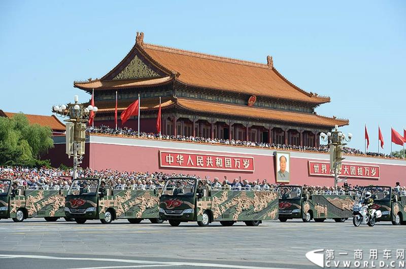 为进一步揭秘受阅客车的受阅历程和幕后故事，全方位展示安凯宝斯通客车的至臻品质，2015年9月9日，中国人民抗日战争暨世界反法西斯战争胜利70周年受阅客车安凯·宝斯通客户交流会在北京钓鱼台国宾馆盛大举办。图为：阅兵式上的安凯宝斯通