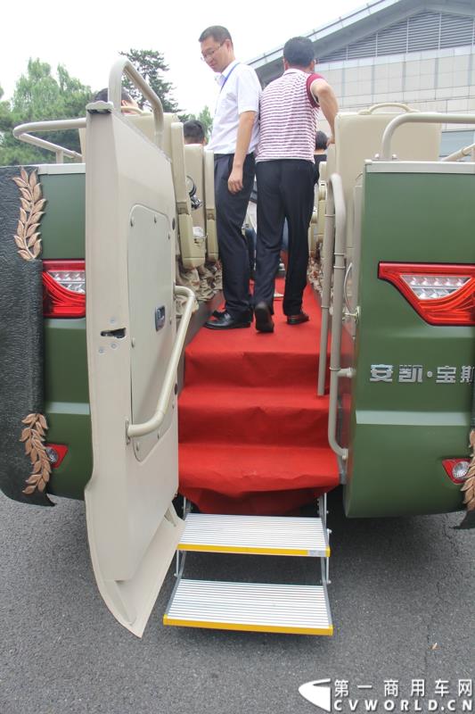 为进一步揭秘受阅客车的受阅历程和幕后故事，全方位展示安凯宝斯通客车的至臻品质，2015年9月9日，中国人民抗日战争暨世界反法西斯战争胜利70周年受阅客车安凯·宝斯通客户交流会在北京钓鱼台国宾馆盛大举办。图为：在9.3大阅兵仪式上搭载抗战老兵方阵受阅的敞篷版安凯宝斯通客车