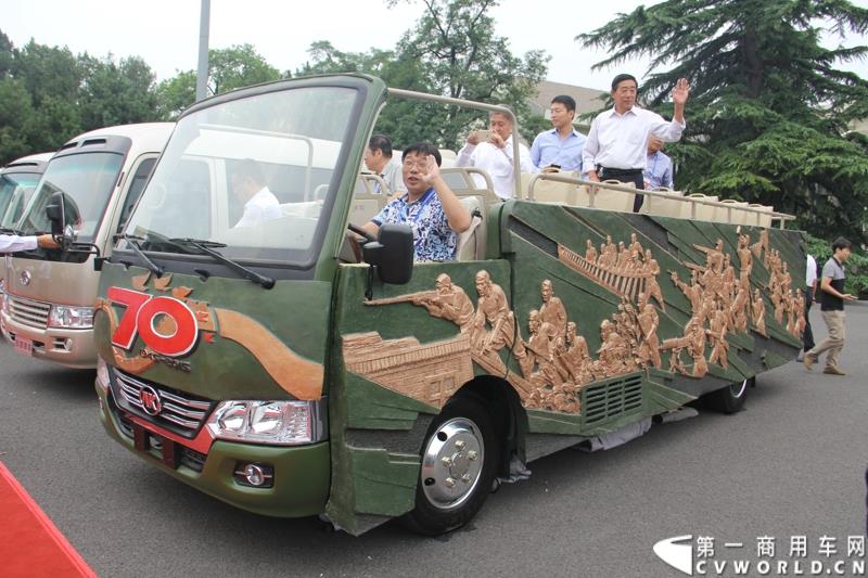 为进一步揭秘受阅客车的受阅历程和幕后故事，全方位展示安凯宝斯通客车的至臻品质，2015年9月9日，中国人民抗日战争暨世界反法西斯战争胜利70周年受阅客车安凯·宝斯通客户交流会在北京钓鱼台国宾馆盛大举办。图为：在9.3大阅兵仪式上搭载抗战老兵方阵受阅的敞篷版安凯宝斯通客车