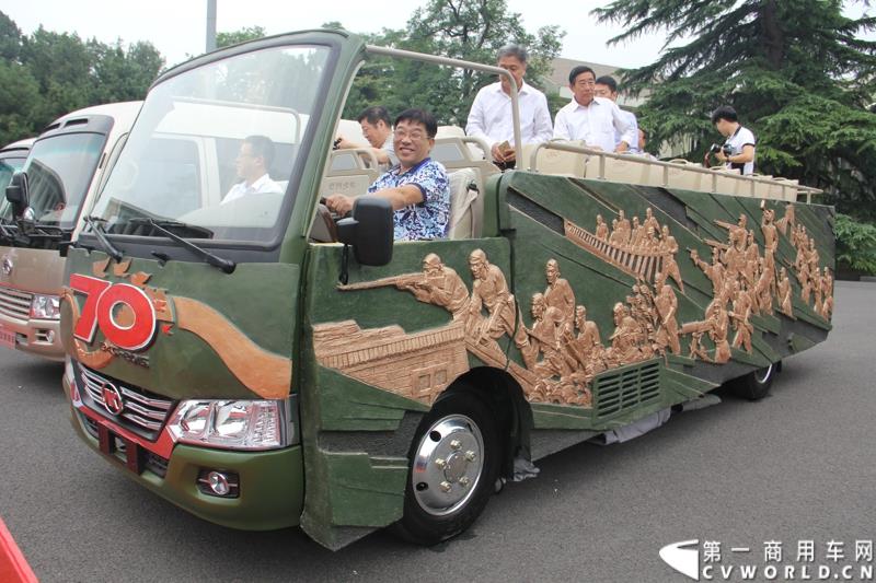 为进一步揭秘受阅客车的受阅历程和幕后故事，全方位展示安凯宝斯通客车的至臻品质，2015年9月9日，中国人民抗日战争暨世界反法西斯战争胜利70周年受阅客车安凯·宝斯通客户交流会在北京钓鱼台国宾馆盛大举办。图为：在9.3大阅兵仪式上搭载抗战老兵方阵受阅的敞篷版安凯宝斯通客车