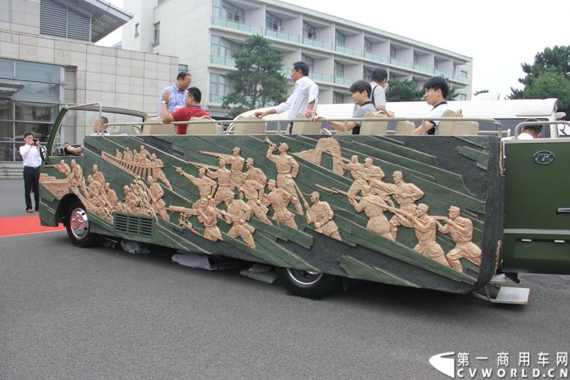 为进一步揭秘受阅客车的受阅历程和幕后故事，全方位展示安凯宝斯通客车的至臻品质，2015年9月9日，中国人民抗日战争暨世界反法西斯战争胜利70周年受阅客车安凯·宝斯通客户交流会在北京钓鱼台国宾馆盛大举办。图为：在9.3大阅兵仪式上搭载抗战老兵方阵受阅的敞篷版安凯宝斯通客车