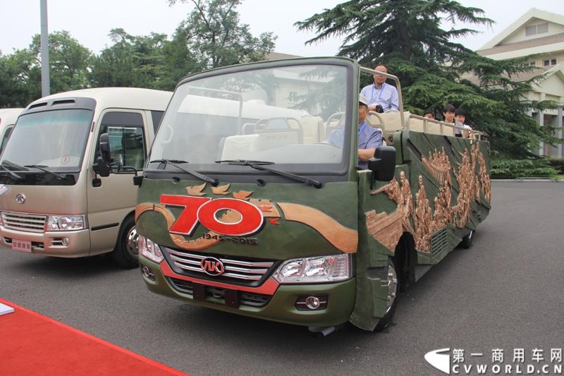 为进一步揭秘受阅客车的受阅历程和幕后故事，全方位展示安凯宝斯通客车的至臻品质，2015年9月9日，中国人民抗日战争暨世界反法西斯战争胜利70周年受阅客车安凯·宝斯通客户交流会在北京钓鱼台国宾馆盛大举办。图为：在9.3大阅兵仪式上搭载抗战老兵方阵受阅的敞篷版安凯宝斯通客车