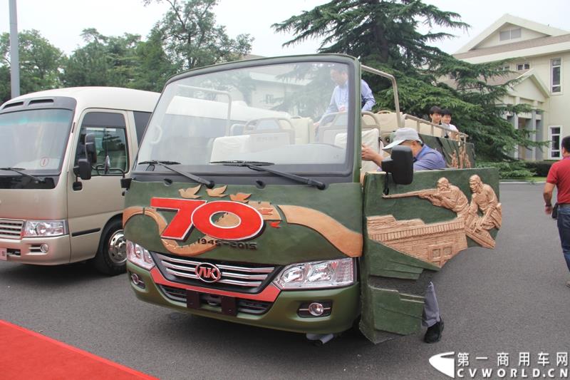 为进一步揭秘受阅客车的受阅历程和幕后故事，全方位展示安凯宝斯通客车的至臻品质，2015年9月9日，中国人民抗日战争暨世界反法西斯战争胜利70周年受阅客车安凯·宝斯通客户交流会在北京钓鱼台国宾馆盛大举办。图为：在9.3大阅兵仪式上搭载抗战老兵方阵受阅的敞篷版安凯宝斯通客车