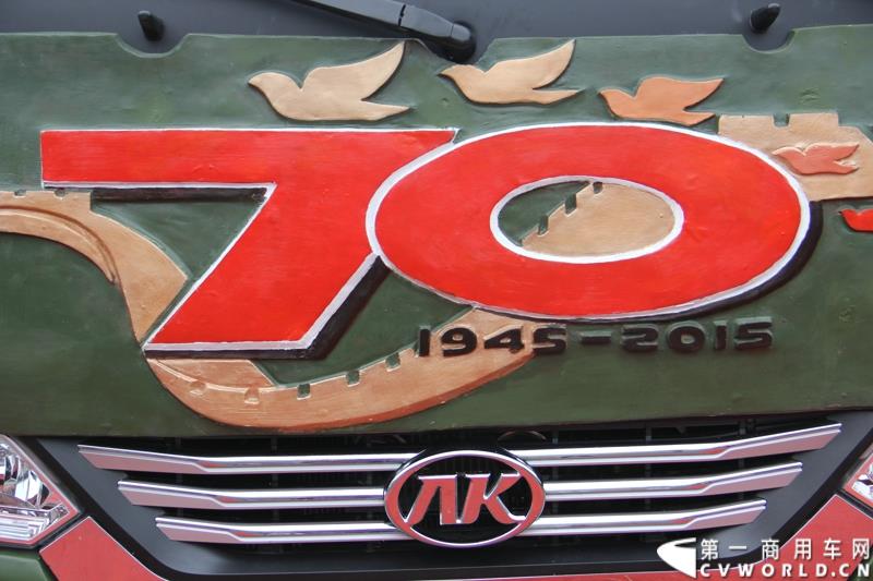 为进一步揭秘受阅客车的受阅历程和幕后故事，全方位展示安凯宝斯通客车的至臻品质，2015年9月9日，中国人民抗日战争暨世界反法西斯战争胜利70周年受阅客车安凯·宝斯通客户交流会在北京钓鱼台国宾馆盛大举办。图为：在9.3大阅兵仪式上搭载抗战老兵方阵受阅的敞篷版安凯宝斯通客车