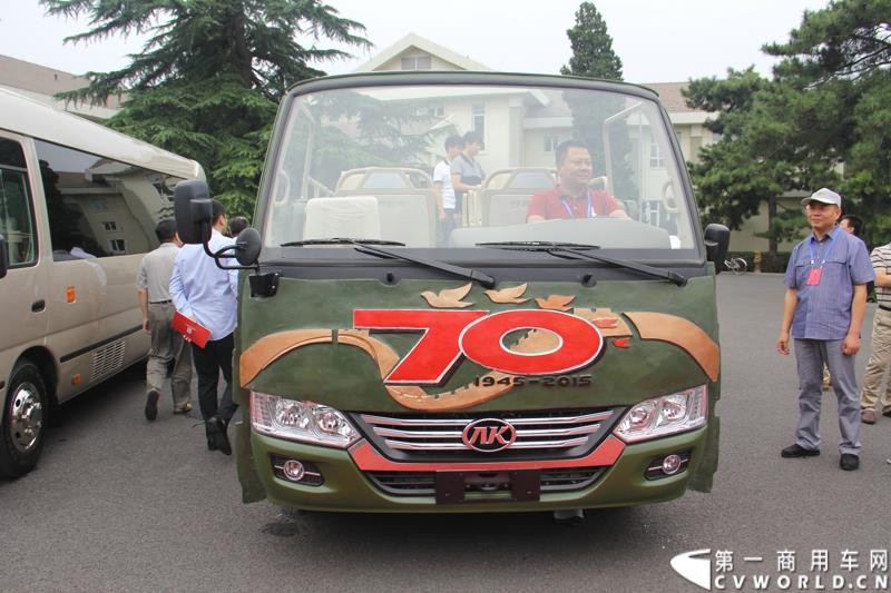 为进一步揭秘受阅客车的受阅历程和幕后故事，全方位展示安凯宝斯通客车的至臻品质，2015年9月9日，中国人民抗日战争暨世界反法西斯战争胜利70周年受阅客车安凯·宝斯通客户交流会在北京钓鱼台国宾馆盛大举办。图为：在9.3大阅兵仪式上搭载抗战老兵方阵受阅的敞篷版安凯宝斯通客车
