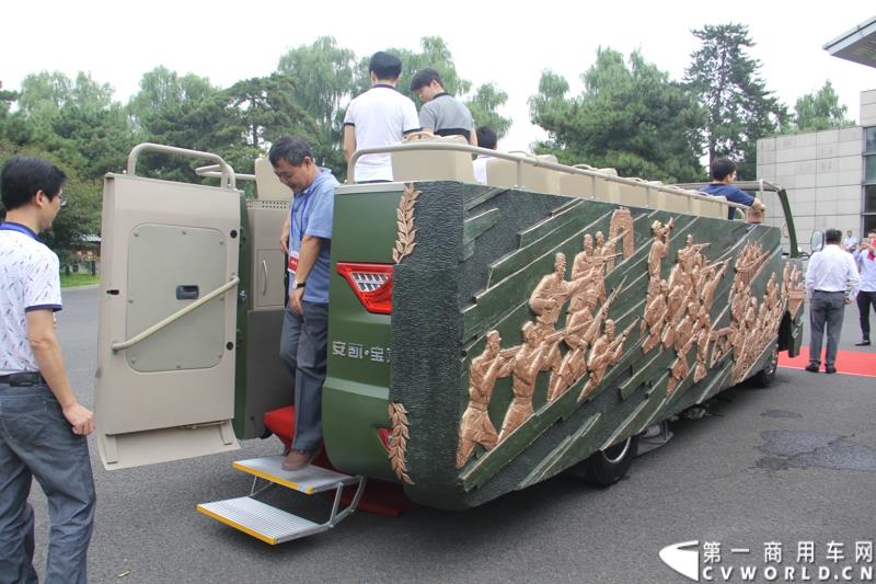 为进一步揭秘受阅客车的受阅历程和幕后故事，全方位展示安凯宝斯通客车的至臻品质，2015年9月9日，中国人民抗日战争暨世界反法西斯战争胜利70周年受阅客车安凯·宝斯通客户交流会在北京钓鱼台国宾馆盛大举办。图为：在9.3大阅兵仪式上搭载抗战老兵方阵受阅的敞篷版安凯宝斯通客车