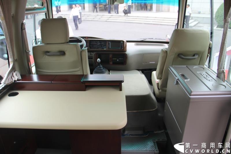 为进一步揭秘受阅客车的受阅历程和幕后故事，全方位展示安凯宝斯通客车的至臻品质，2015年9月9日，中国人民抗日战争暨世界反法西斯战争胜利70周年受阅客车安凯·宝斯通客户交流会在北京钓鱼台国宾馆盛大举办。图为：安凯宝斯通2016款HFF6707KGE4FB