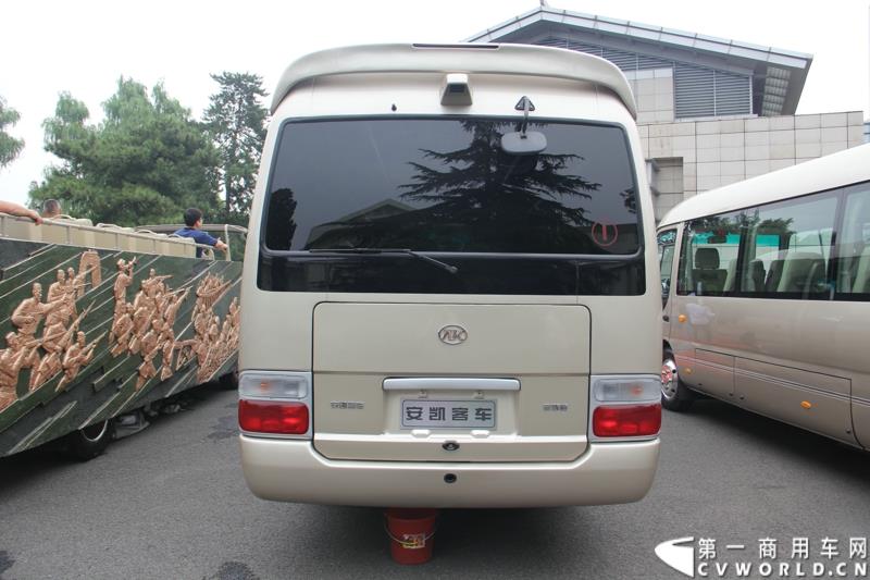 为进一步揭秘受阅客车的受阅历程和幕后故事，全方位展示安凯宝斯通客车的至臻品质，2015年9月9日，中国人民抗日战争暨世界反法西斯战争胜利70周年受阅客车安凯·宝斯通客户交流会在北京钓鱼台国宾馆盛大举办。图为：安凯宝斯通2016款HFF6707KGE4FB