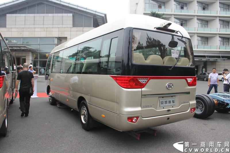 为进一步揭秘受阅客车的受阅历程和幕后故事，全方位展示安凯宝斯通客车的至臻品质，2015年9月9日，中国人民抗日战争暨世界反法西斯战争胜利70周年受阅客车安凯·宝斯通客户交流会在北京钓鱼台国宾馆盛大举办。图为：安凯宝斯通2016款HFF6707KGE4FB