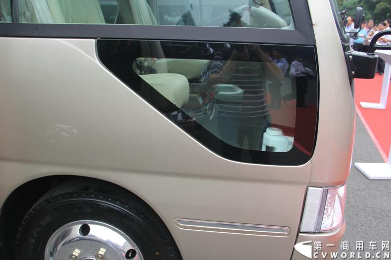 为进一步揭秘受阅客车的受阅历程和幕后故事，全方位展示安凯宝斯通客车的至臻品质，2015年9月9日，中国人民抗日战争暨世界反法西斯战争胜利70周年受阅客车安凯·宝斯通客户交流会在北京钓鱼台国宾馆盛大举办。图为：安凯宝斯通2016款HFF6707KGE4FB