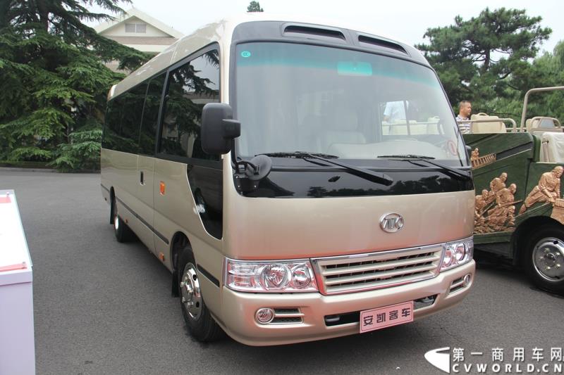 为进一步揭秘受阅客车的受阅历程和幕后故事，全方位展示安凯宝斯通客车的至臻品质，2015年9月9日，中国人民抗日战争暨世界反法西斯战争胜利70周年受阅客车安凯·宝斯通客户交流会在北京钓鱼台国宾馆盛大举办。图为：安凯宝斯通HFC6700JK4公商务客车