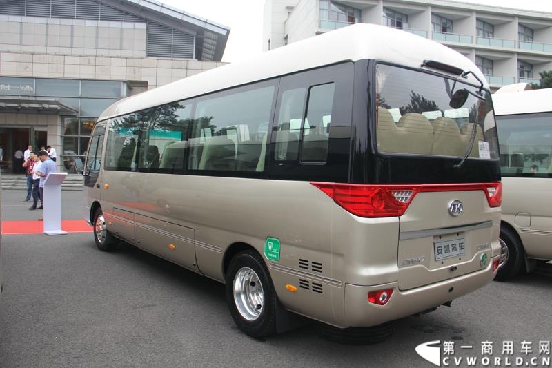 为进一步揭秘受阅客车的受阅历程和幕后故事，全方位展示安凯宝斯通客车的至臻品质，2015年9月9日，中国人民抗日战争暨世界反法西斯战争胜利70周年受阅客车安凯·宝斯通客户交流会在北京钓鱼台国宾馆盛大举办。图为：安凯宝斯通HFF6707BEV纯电动客车 