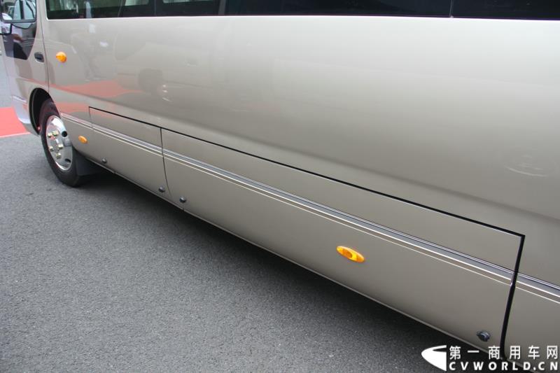 为进一步揭秘受阅客车的受阅历程和幕后故事，全方位展示安凯宝斯通客车的至臻品质，2015年9月9日，中国人民抗日战争暨世界反法西斯战争胜利70周年受阅客车安凯·宝斯通客户交流会在北京钓鱼台国宾馆盛大举办。图为：安凯宝斯通HFF6707BEV纯电动客车 