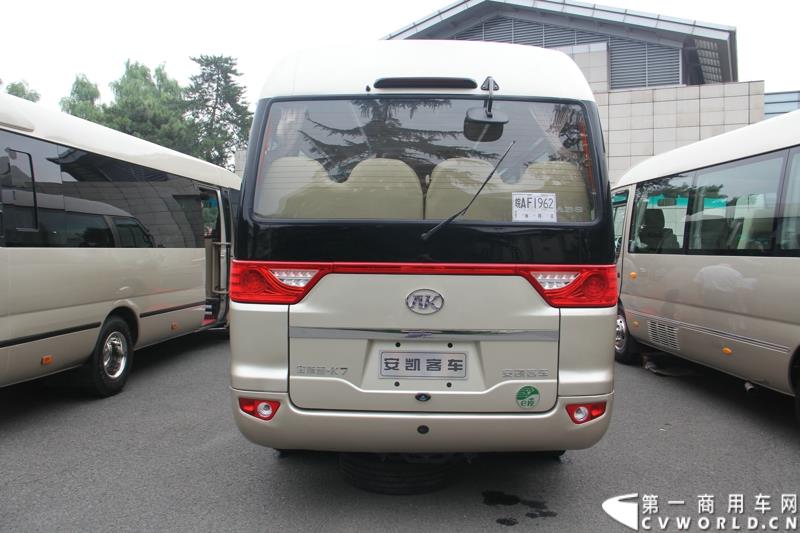 为进一步揭秘受阅客车的受阅历程和幕后故事，全方位展示安凯宝斯通客车的至臻品质，2015年9月9日，中国人民抗日战争暨世界反法西斯战争胜利70周年受阅客车安凯·宝斯通客户交流会在北京钓鱼台国宾馆盛大举办。图为：安凯宝斯通HFF6707BEV纯电动客车 