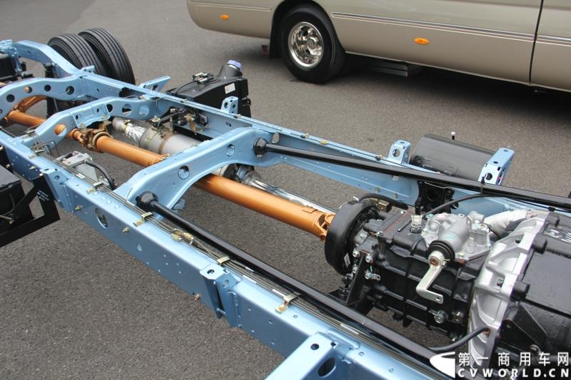 为进一步揭秘受阅客车的受阅历程和幕后故事，全方位展示安凯宝斯通客车的至臻品质，2015年9月9日，中国人民抗日战争暨世界反法西斯战争胜利70周年受阅客车安凯·宝斯通客户交流会在北京钓鱼台国宾馆盛大举办。图为：安凯宝斯通客车底盘 