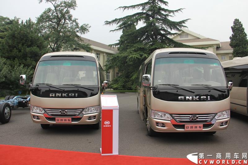 为进一步揭秘受阅客车的受阅历程和幕后故事，全方位展示安凯宝斯通客车的至臻品质，2015年9月9日，中国人民抗日战争暨世界反法西斯战争胜利70周年受阅客车安凯·宝斯通客户交流会在北京钓鱼台国宾馆盛大举办。图为：安凯宝斯通客车