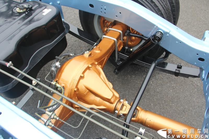 为进一步揭秘受阅客车的受阅历程和幕后故事，全方位展示安凯宝斯通客车的至臻品质，2015年9月9日，中国人民抗日战争暨世界反法西斯战争胜利70周年受阅客车安凯·宝斯通客户交流会在北京钓鱼台国宾馆盛大举办。图为：安凯宝斯通客车底盘 