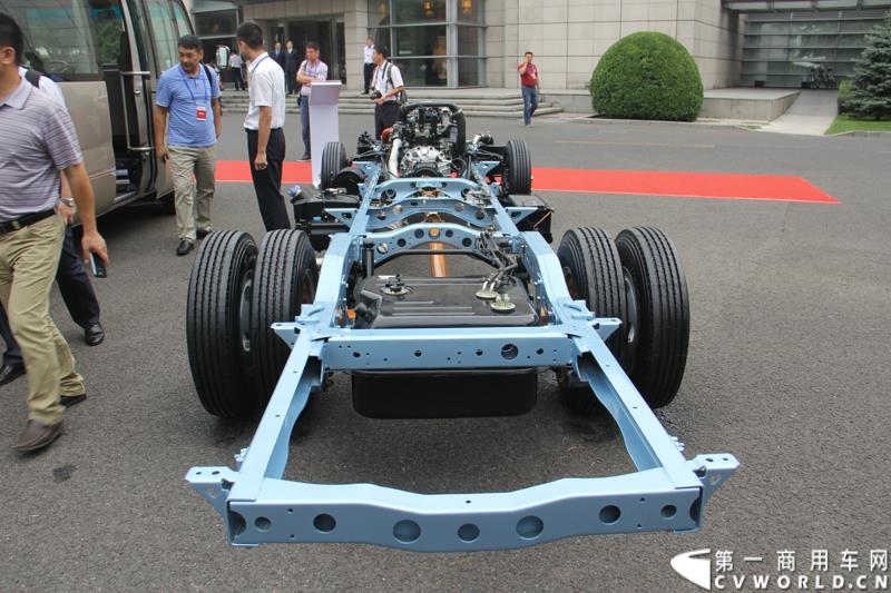 为进一步揭秘受阅客车的受阅历程和幕后故事，全方位展示安凯宝斯通客车的至臻品质，2015年9月9日，中国人民抗日战争暨世界反法西斯战争胜利70周年受阅客车安凯·宝斯通客户交流会在北京钓鱼台国宾馆盛大举办。图为：安凯宝斯通客车底盘 