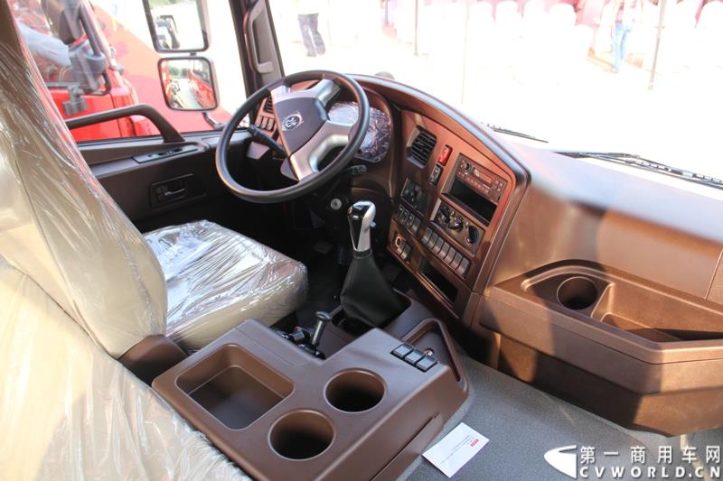 8月21日，中国重汽曼技术新斯太尔创富品鉴会在山东省济宁市盛大开幕，中国重汽为济宁用户带来了全新升级的斯太尔产品。活动现场斩获126台订单。图为：斯太尔D7B重卡内饰