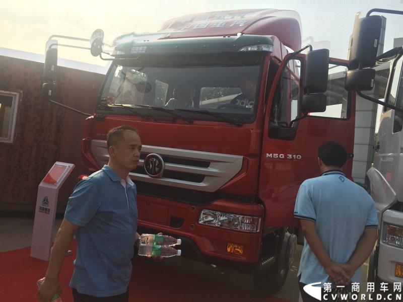 8月21日，中国重汽曼技术新斯太尔创富品鉴会在山东省济宁市盛大开幕，中国重汽为济宁用户带来了全新升级的斯太尔产品。活动现场斩获126台订单。图为：斯太尔M5G中重卡 