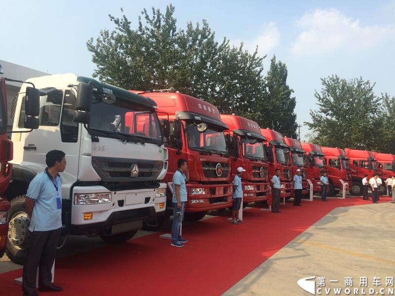 8月21日，中国重汽曼技术新斯太尔创富品鉴会在山东省济宁市盛大开幕，中国重汽为济宁用户带来了全新升级的斯太尔产品。活动现场斩获126台订单。图为：斯太尔品牌产品展示