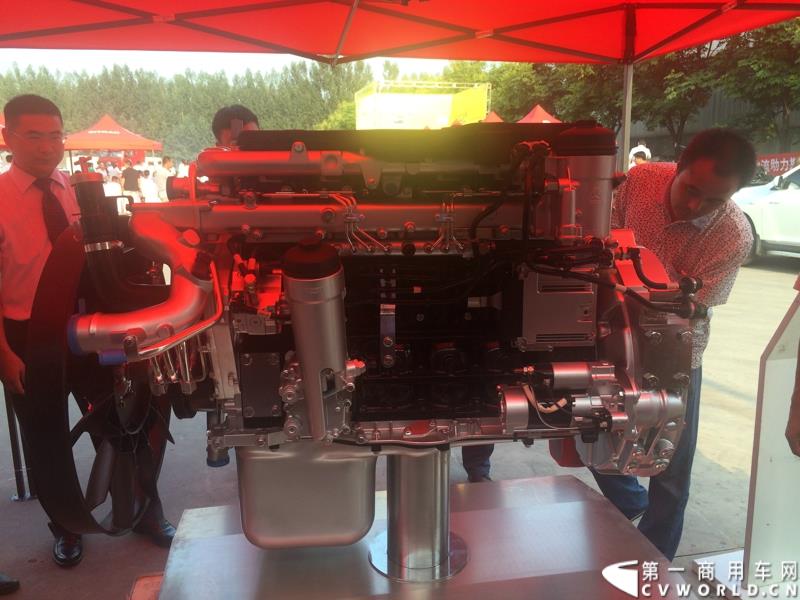 8月21日，中国重汽曼技术新斯太尔创富品鉴会在山东省济宁市盛大开幕，中国重汽为济宁用户带来了全新升级的斯太尔产品。活动现场斩获126台订单。图为：中国重汽MAN技术MC07柴油发动机