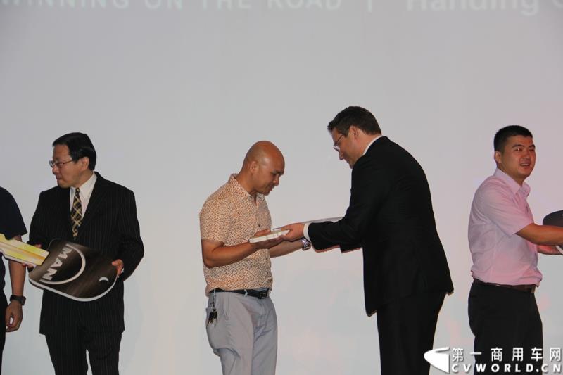 9月10日，曼恩商用车辆贸易（中国）有限公司在深圳正式宣布，将TCO收益宝升级到2.0版本，进一步帮助客户降低运营成本，提升收益。图为：交付车钥匙