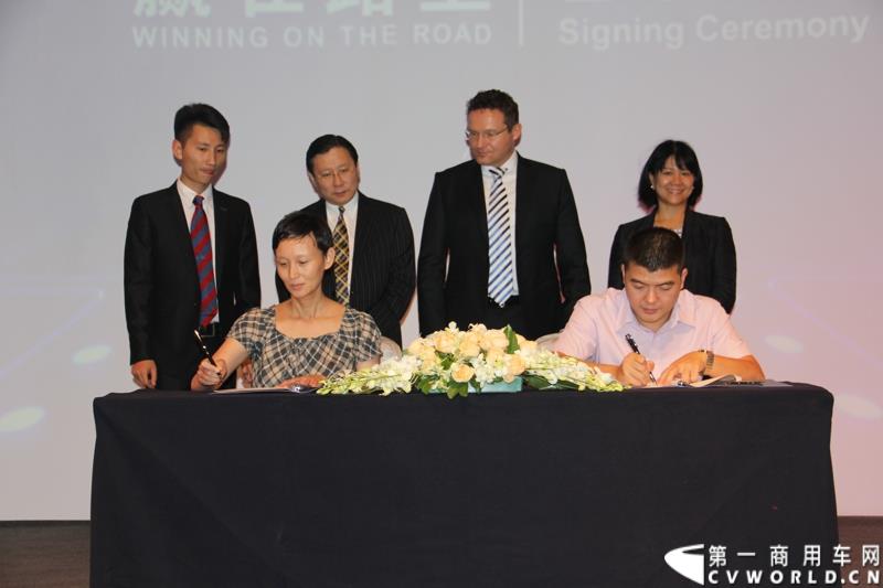9月10日，曼恩商用车辆贸易（中国）有限公司在深圳正式宣布，将TCO收益宝升级到2.0版本，进一步帮助客户降低运营成本，提升收益。图为：客户现场签约