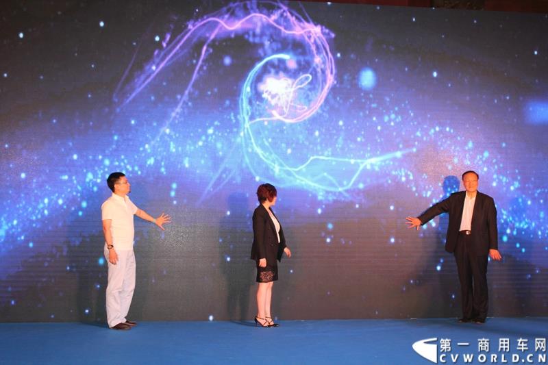 9月17日下午，由车讯网主办的“车迅实验室.拆车坊首拆商用车项目启动仪式”在北京举办。本次拆车坊将对上汽大通V80与江铃经典全顺进行拆解对比活动，这也是拆车坊首次涉及商用车领域。图为：“车迅实验室.拆车坊首拆商用车项目启动仪式”开始