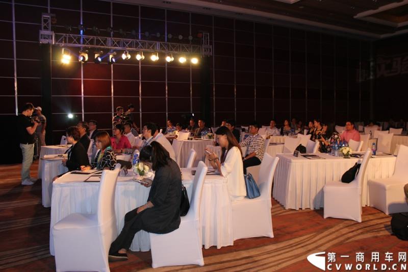 9月17日下午，由车讯网主办的“车迅实验室.拆车坊首拆商用车项目启动仪式”在北京举办。本次拆车坊将对上汽大通V80与江铃经典全顺进行拆解对比活动，这也是拆车坊首次涉及商用车领域。图为到场的媒体记者和嘉宾