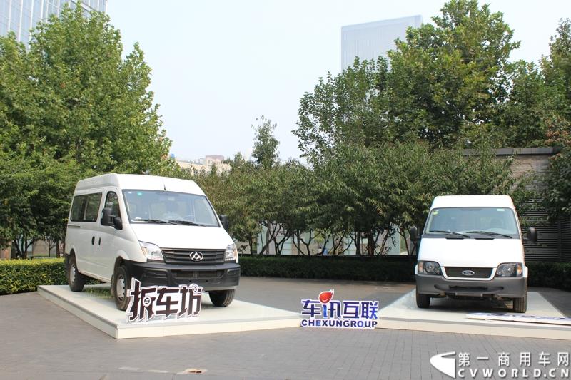 9月17日下午，由车讯网主办的“车迅实验室.拆车坊首拆商用车项目启动仪式”在北京举办。本次拆车坊将对上汽大通V80与江铃经典全顺进行拆解对比活动，这也是拆车坊首次涉及商用车领域。图为会场外展示的大通V80（左）和经典全顺（右）两款欧系轻客产品