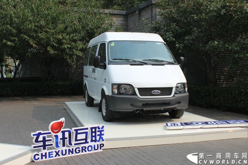 9月17日下午，由车讯网主办的“车迅实验室.拆车坊首拆商用车项目启动仪式”在北京举办。本次拆车坊将对上汽大通V80与江铃经典全顺进行拆解对比活动，这也是拆车坊首次涉及商用车领域。图为江铃经典全顺