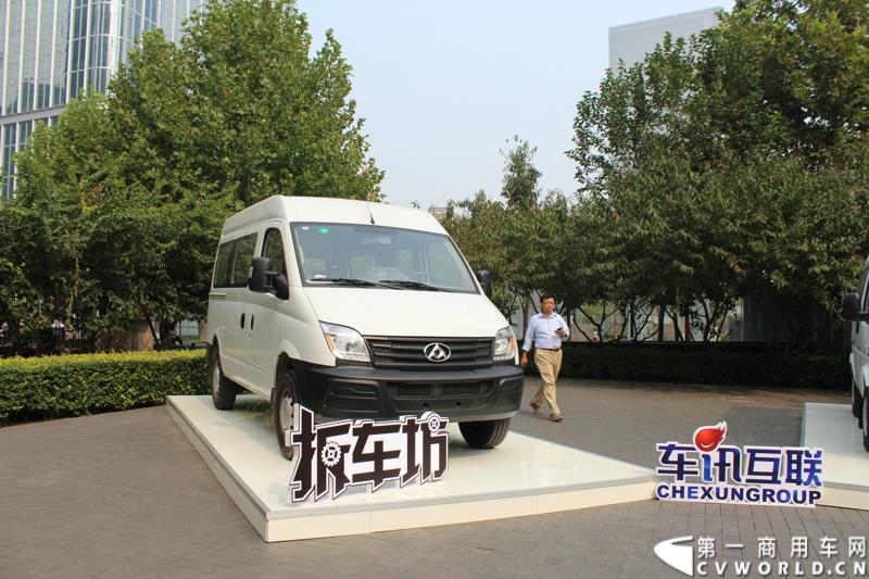 9月17日下午，由车讯网主办的“车迅实验室.拆车坊首拆商用车项目启动仪式”在北京举办。本次拆车坊将对上汽大通V80与江铃经典全顺进行拆解对比活动，这也是拆车坊首次涉及商用车领域。图为上汽大通V80