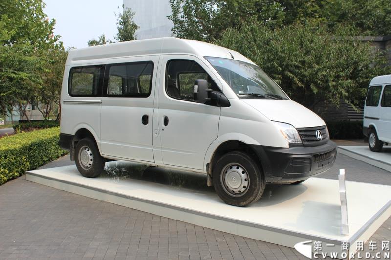 9月17日下午，由车讯网主办的“车迅实验室.拆车坊首拆商用车项目启动仪式”在北京举办。本次拆车坊将对上汽大通V80与江铃经典全顺进行拆解对比活动，这也是拆车坊首次涉及商用车领域。图为上汽大通V80