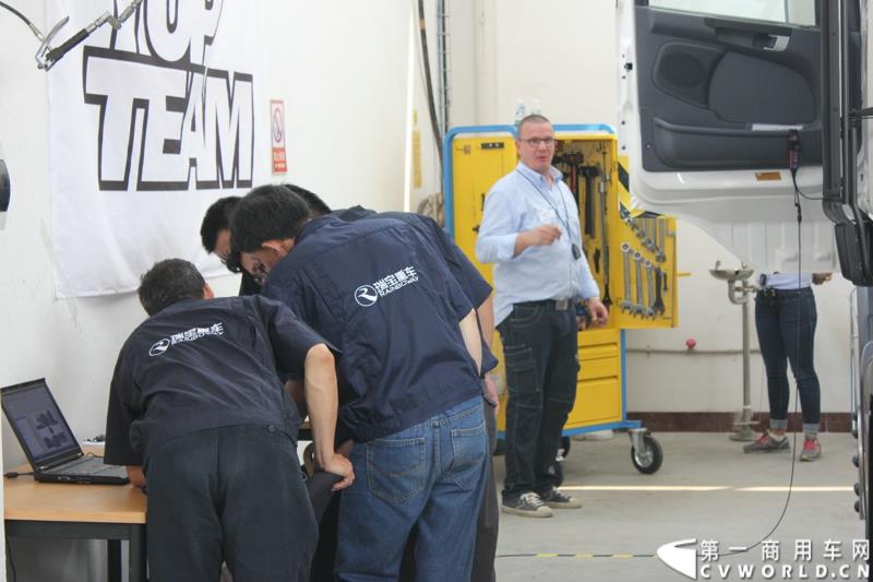 9月19日，斯堪尼亚顶级服务团队争霸赛亚太区决赛第一场决赛在广州直营店举行，来自8个地区的8支队伍，将通过两天的比赛和26-27日参赛的另外7支队伍一起争夺入围总决赛的门票。这也是该项比赛第一次将亚太区决赛设置在中国举行。图为：大陆代表团在比赛中