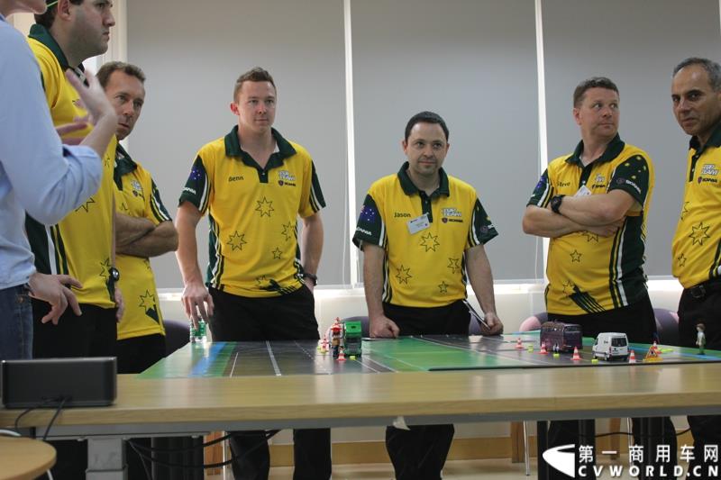 9月19日，斯堪尼亚顶级服务团队争霸赛亚太区决赛第一场决赛在广州直营店举行，来自8个地区的8支队伍，将通过两天的比赛和26-27日参赛的另外7支队伍一起争夺入围总决赛的门票。这也是该项比赛第一次将亚太区决赛设置在中国举行。图为：澳大利亚代表团