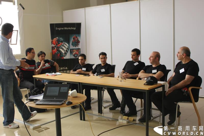 9月19日，斯堪尼亚顶级服务团队争霸赛亚太区决赛第一场决赛在广州直营店举行，来自8个地区的8支队伍，将通过两天的比赛和26-27日参赛的另外7支队伍一起争夺入围总决赛的门票。这也是该项比赛第一次将亚太区决赛设置在中国举行。图为：选手进行交流