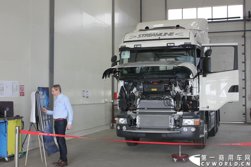 9月19日，斯堪尼亚顶级服务团队争霸赛亚太区决赛第一场决赛在广州直营店举行，来自8个地区的8支队伍，将通过两天的比赛和26-27日参赛的另外7支队伍一起争夺入围总决赛的门票。这也是该项比赛第一次将亚太区决赛设置在中国举行。图为：工作人员在做统计